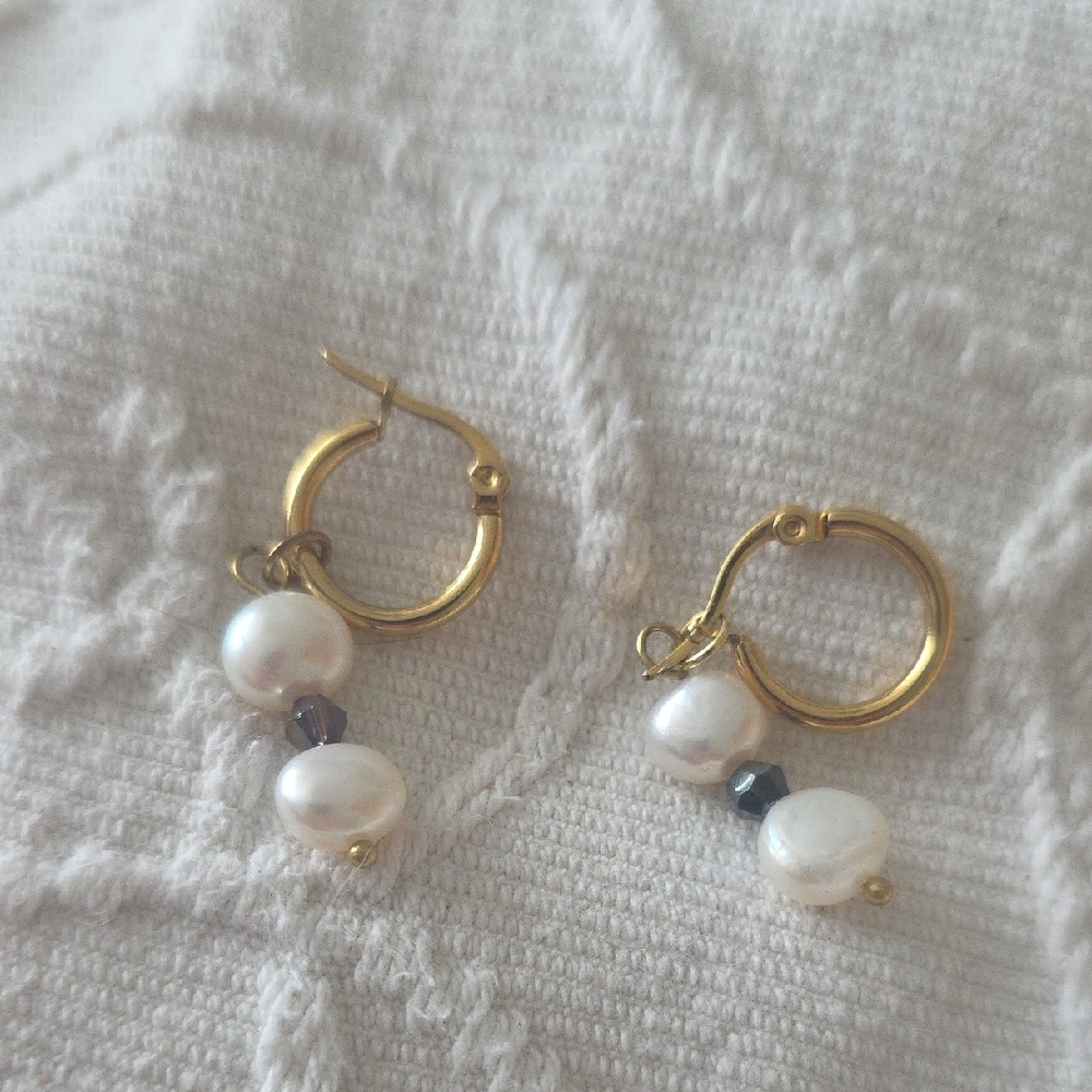 Elegant Gold and Pearl Hoop Earrings